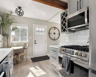Petite Perfection, Bungalow in the heart of Puyallup. - Puyallup - Kitchen