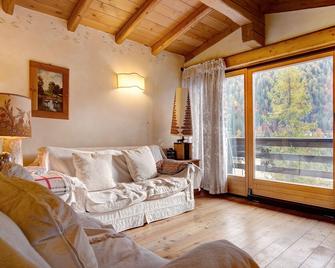 Apartment Mansarda Colarin with Mountain View, Hydromassage Tub & Balcony - Madonna di Campiglio - Living room