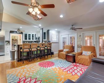 Moncks Corner Home about 4 Mi to Lake Moultrie! - Moncks Corner - Living room