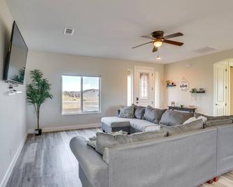 Modern Fort Mohave Home w/ Patio & Grill! - Fort Mohave - Sala de estar