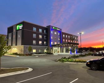 Holiday Inn Express & Suites Chicago Schaumburg By IHG - Schaumburg - Edificio