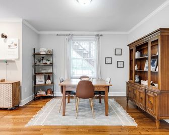 2-bedroom villa minutes from Carytown, VCU, UofR, & Richmond Convention Center - Richmond - Dining room