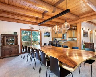 Best Family Vacation Rental in Shuswap - Scotch Creek - Dining room