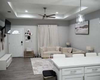 Modern 2-bed, 2-bath home with WiFi, Smart TVs, coffee, tea, and cereal included - Weslaco - Living room