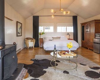 Dennen's Victorian Farmhouse - Little River - Bedroom