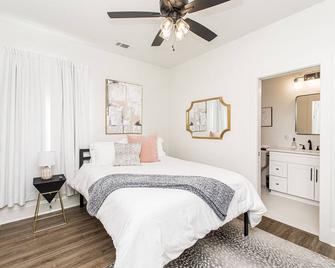 Historic Downtown Hammond Condo 2 Bed, 2 Bath - Hammond - Bedroom