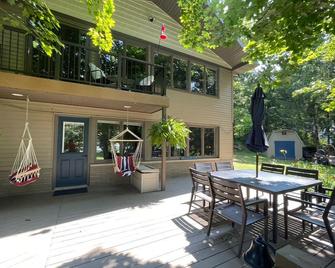 Updated private lake home-minutes from Fond du Lac, 20 minutes from EAA. - Fond du Lac - Patio