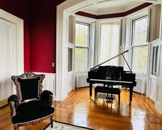 The Hamilton Hoppin House - Middletown - Living room