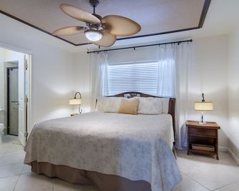 Perfect recipe for relaxing, heated pool, walk to beach, bikes, stunning sunsets - Naples - Schlafzimmer