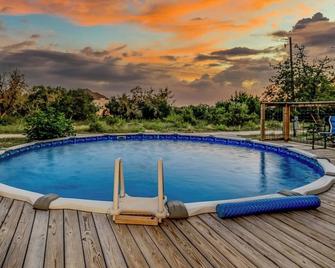 Scenic Retreat in Hill Country; An Artsy-Ranch, Amazing Views, Privacy, and Pool - Florence - Pool