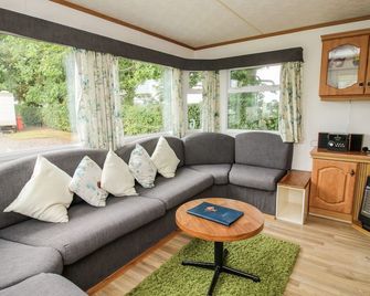 6 Old Orchard - Much Wenlock - Living room