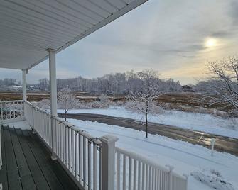 4000+ SqFt Home. Amazing Views, Private, Close to Downtown and Yale Univeristy - East Haven - Balcony
