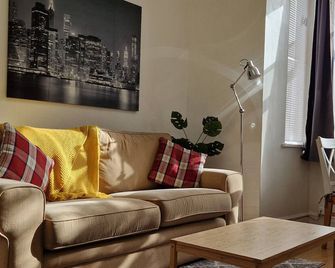 Spacious 1 Br Lincoln City Centre Amenities, free Parking - Lincoln - Sala de estar
