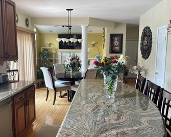 Gorgeous house with pool, beautiful backyard, garden and koi fish pond - Webster - Comedor