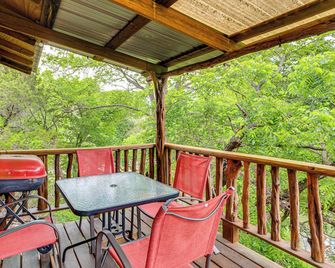 'Cedar Falls Cabin 5': 1/2 Mile to Turner Falls - Davis - Balcón