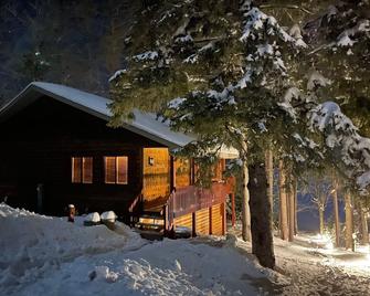 Spacious lakeside cabin in the heart of the Northwoods - Iron River - Edificio