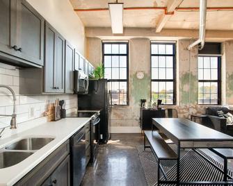 Historic Sterchi Loft On Gay St - Knoxville - Kitchen