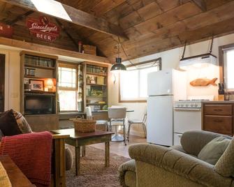 Relax in our cozy cabin/ Lake Wissota! (Easy self check in). - Chippewa Falls - Living room