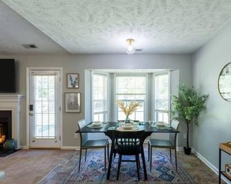 Beautiful and relaxing cottage - Raeford - Comedor