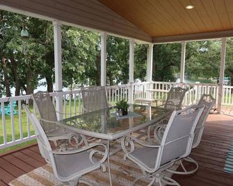 Charming 3-bedroom Legacy Lakehouse near Spicer with beautiful view of the lake! - Spicer - Balcón