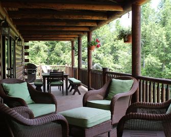 Spectacular Lakefront Cabin on 12 acres on Friends Lake - Chestertown - Patio