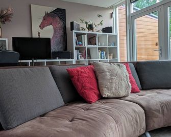 Charming 3-bedroom townhome in Lelystad perfect for your getaway. - Lelystad - Wohnzimmer