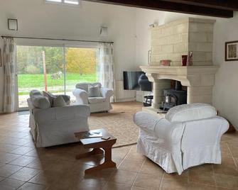 The charming private Farmhouse at La Grenouillére - Aunac-sur-Charente - Sala de estar