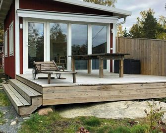 Property with sauna and jetty near Grisslehamn - Grisslehamn - Patio