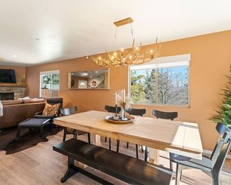 Sky Ridge Cabin · Culdesac w/ Level Entry Access & Entertainment - Twin Peaks - Dining room
