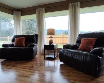 Grand Opening! 3-Bedroom Home- Close to Olympic National Park and Lake Quinault - Amanda Park - Olohuone