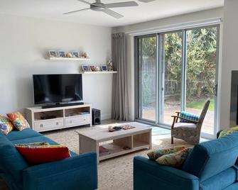 Sunnyside - Surf Side, Linen and Wifi included - Inverloch - Living room