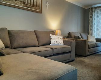 Maria`s Garden House for Contractors and Families - Ollerton - Living room