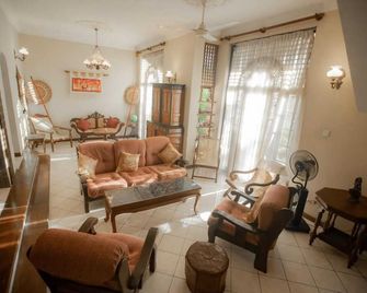 Don's Villa 92 - Very Quiet And Peaceful Place To Stay In Galle - Galle - Wohnzimmer