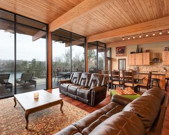 Beautiful Lake House with Breathtaking Views all Year! - Cullman - Living room