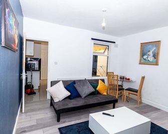 Wolverhampton 4-Bed Contractor & Family House - Wednesbury - Phòng khách