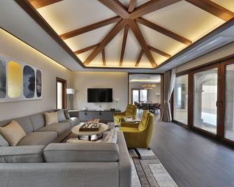 Camphortree Hotel and Resort - Jeju City - Living room