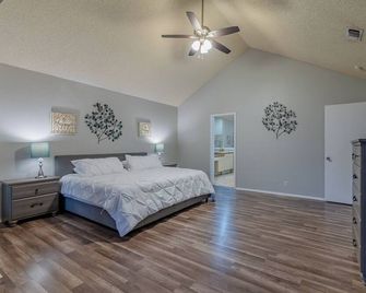 Heated Pool Escape Game Room near Six Flags - San Antonio