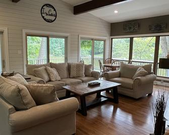 Stunning secluded Luxury waterfront cottage with private deep water pier! - Lusby - Living room