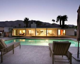 Vacation Like a Movie Star in Elegant Splendor! Palm Springs Movie Colony. - Palm Springs - Pool