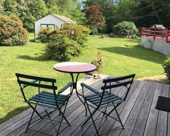 Charming Post and Beam Cottage (near Foxwoods) - North Stonington - Patio
