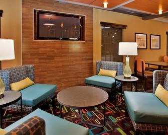Holiday Inn Express & Suites North Kansas City - North Kansas City - Lounge