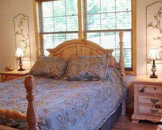 Romantic Mountain Chalet with Stream & Gazebo - Murphy - Schlafzimmer