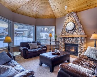 Closest Ski In/Ski Out Chalet to Village, Golf, Biking, Hiking, Ski Lifts etc. - Sun Peaks - Salon
