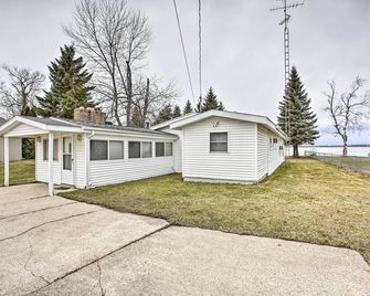 Peaceful Lakefront Houghton Lake Property w/ Patio - Houghton Lake - Gebouw