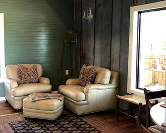 Cabin for Wine Country Wanderers - Stonewall - Sala de estar