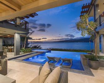 15% Off Summer Special! Luxury Oceanfront Estate: Ocean House 4bd - Honolulu - Pool
