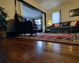 Spacious Frontier Park Apartment - Erie - Living room