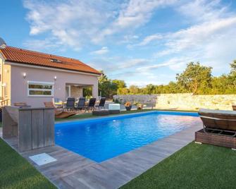Galizana Peaceful Vacation Home - Galižana - Piscina