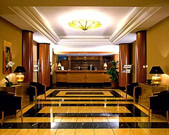 Ramada by Wyndham Naples - נאפולי - דלפק קבלה