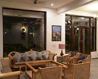 Tree of Life Vanvilas Riveredge Corbett - Rāmnagar - Oturma odası